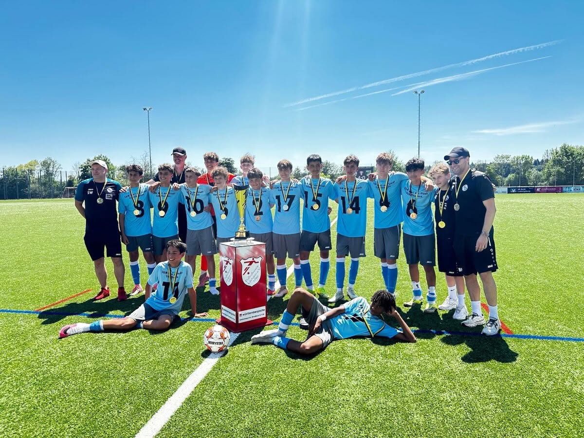 C-Jugend der Spvgg mit Pokal nach dem Double
