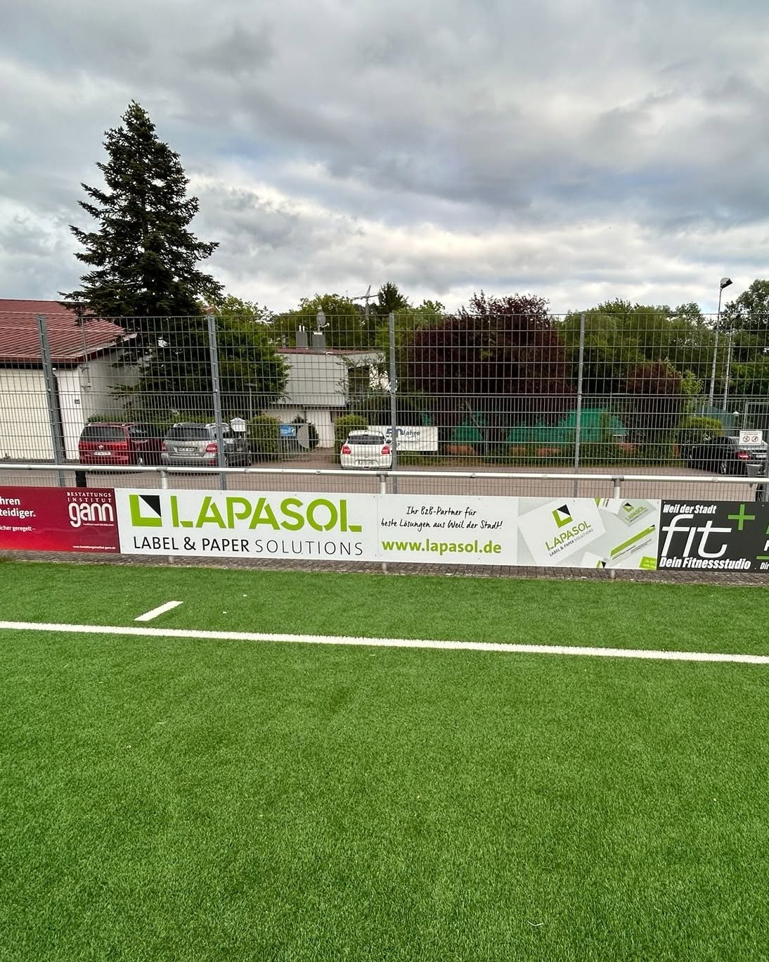 Bandenwerbung von LAPASOL am Sportplatz
