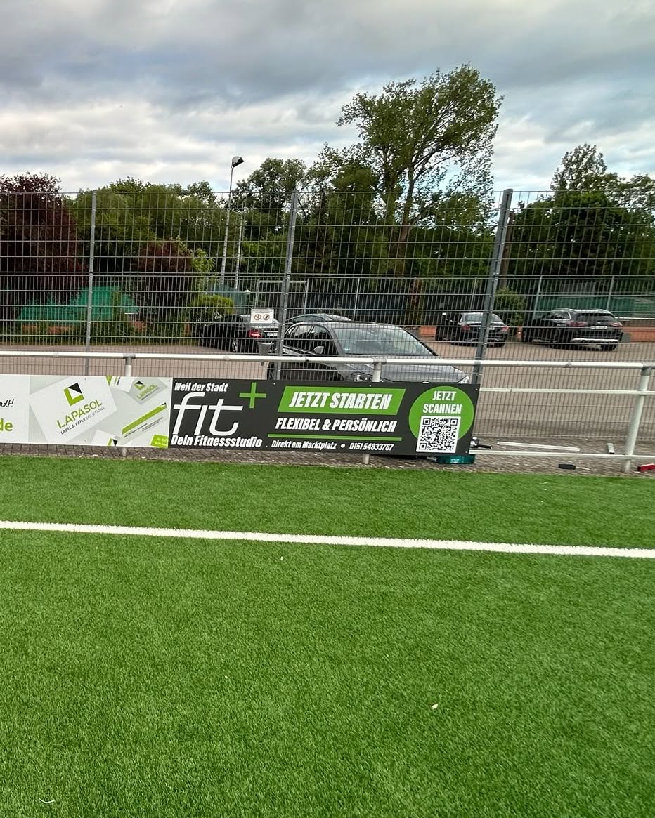 Bandenwerbung von fit+ am Sportplatz