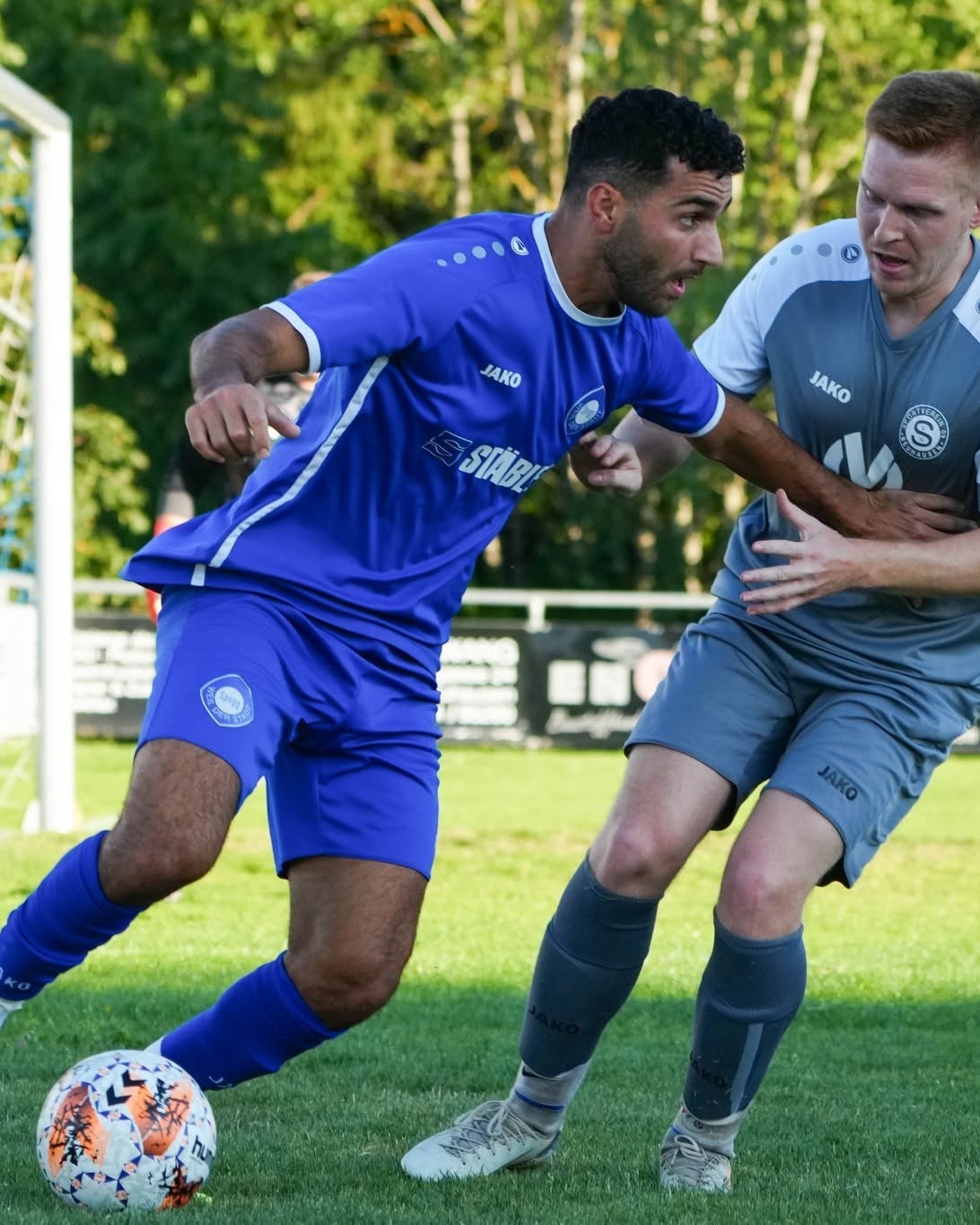 Testspiel beim SV Neuhausen: Zweikampf um den Ball