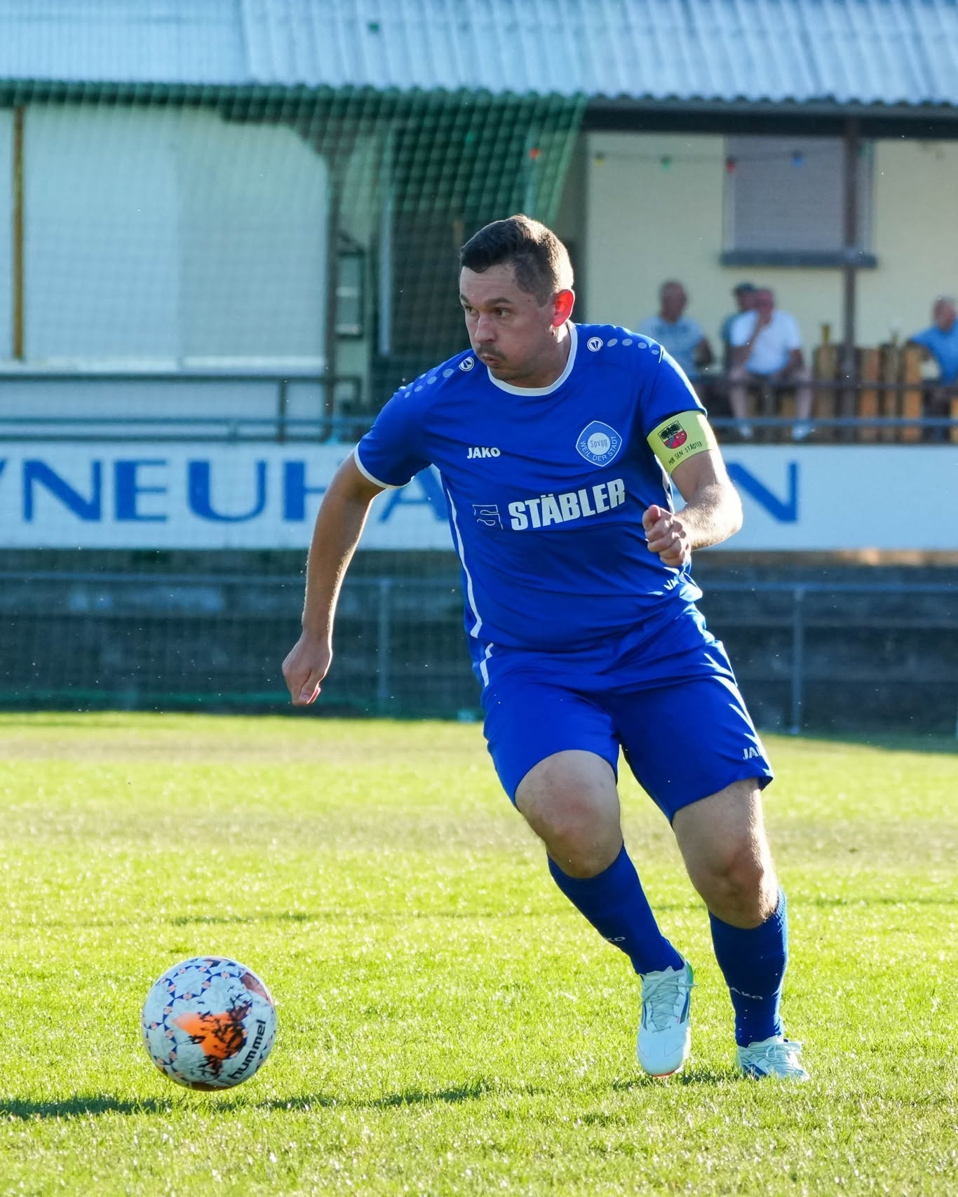 Testspiel beim SV Neuhausen: Spvgg-Spieler am Ball